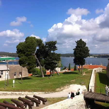 Studio In Pula - Istrien 11100 Пула